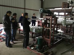 公司親臨現場指導快餐盒機研發改進實驗